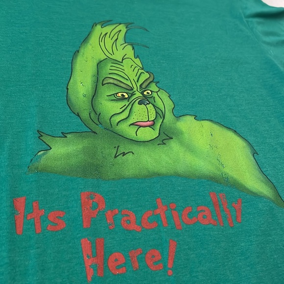 🎄 Grinch “It’s Practically Here!” Shirt ❤️💚 Men’s Women’s Kids Unisex Mesium - Picture 2 of 10
